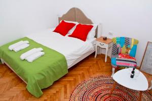 1 dormitorio con 1 cama grande y 1 silla en Bright Studio in the Heart of the City with Netflix, en Bucarest