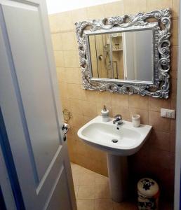 baño con lavabo y espejo en la pared en RomAntic Dreams, en Roma