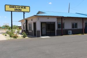 um edifício com uma placa que lê deluce inn em Deluxe Inn Fort Stockton em Fort Stockton