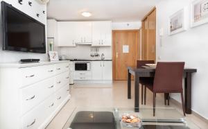 Kuchyň nebo kuchyňský kout v ubytování Wonderful Malagueta Pompidou