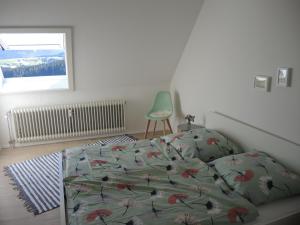 レンツキルヒにあるFerienwohnung Saigのベッドと窓のある寝室