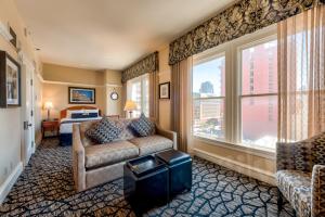 Posezení v ubytování Gaslamp Plaza Suites