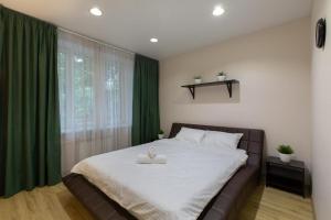 モスクワにあるMosAPTS apartments on Burdenkoのベッドルーム1室(緑のカーテン付きの大型ベッド1台付)