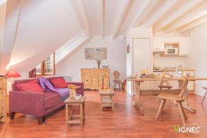 uma sala de estar com um sofá e uma mesa em Résidence Vignec Village by Actisource em Vignec