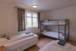 Postel nebo postele na pokoji v ubytování Skyrhusid HI Hostel