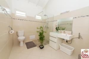 A bathroom at La COOL & DOUCE - Villa DOUCE