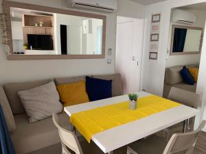 Posezení v ubytování LunaSky Biograd Mobile Home