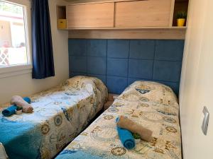 Posteľ alebo postele v izbe v ubytovaní LunaSky Biograd Mobile Home
