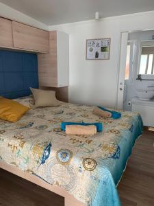 Postel nebo postele na pokoji v ubytování LunaSky Biograd Mobile Home