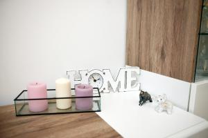 Pokój ze świecami i napisem "Dom" w obiekcie Apartament Żeromskiego w Białej Podlaskiej