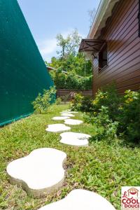 A garden outside La COOL & DOUCE - Villa DOUCE