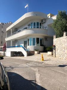 een groot wit gebouw met een kegel ervoor bij Apartmani Dini in Ulcinj