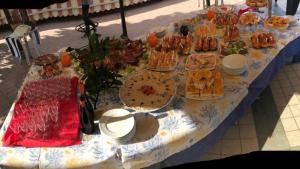 una mesa con platos de comida. en Agriturismo 7 Colonne, en Bertinoro