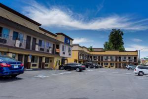 un parking en face d'un hôtel dans l'établissement Starlight Inn South El Monte, à South El Monte