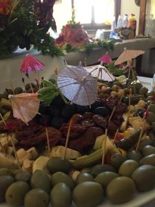 um prato de comida com guarda-chuvas numa mesa em Agriturismo 7 Colonne em Bertinoro