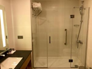 uma casa de banho com um chuveiro e uma porta de vidro em Hotel Fehmi Bey - Special Category em Istambul