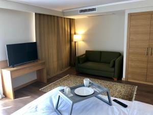 TV a/nebo společenská místnost v ubytování Hotel Fehmi Bey - Special Category