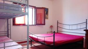 努奧羅的住宿－Appartamento Posada，一间卧室设有两张双层床和一扇窗户。
