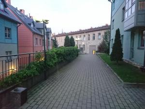 eine Backsteinstraße in einer Stadt mit bunten Gebäuden in der Unterkunft Ilmarine Apartment in Tallinn