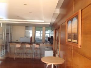 a kitchen with a table and chairs and a counter at Departamento vista espectacular al océano in Viña del Mar