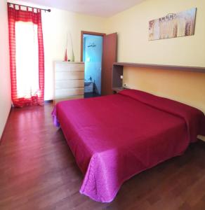 ラスカリにあるAlter Egoのベッドルーム1室(赤毛布付きの大型ベッド1台付)