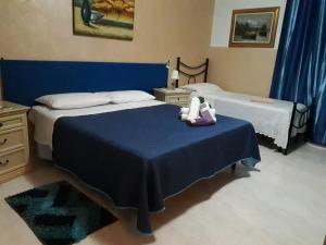 1 dormitorio con 2 camas y un animal de peluche sobre una mesa en Oasi Del Relax, en Civitavecchia