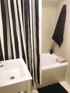 Ένα μπάνιο στο My Soho Serrano