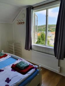 een slaapkamer met een bed en een groot raam bij Valhalla bengtfors Private house in Bengtsfors +94 foto's