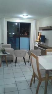 - un salon avec un canapé, une table et des chaises dans l'établissement Apto próximo ao Centro de Eventos e OAB-CE, à Fortaleza