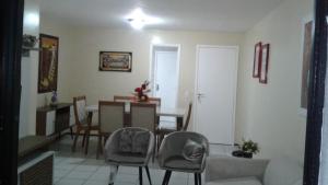 a living room with a dining room table and chairs at Apto próximo ao Centro de Eventos e OAB-CE in Fortaleza