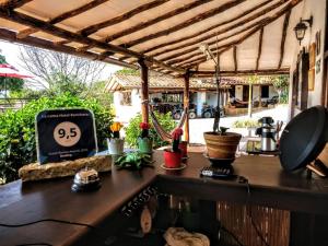 La Loma Hotel Barichara tesisinde bir restoran veya yemek mekanı