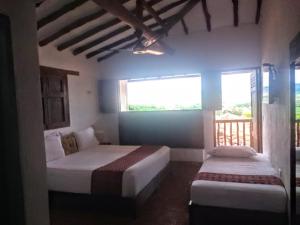 La Loma Hotel Barichara tesisinde bir odada yatak veya yataklar