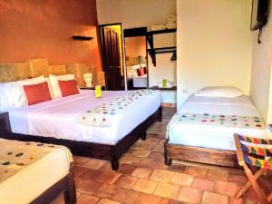 La Loma Hotel Barichara tesisinde bir odada yatak veya yataklar