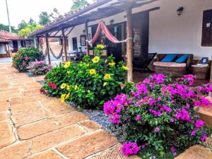 La Loma Hotel Barichara tesisinin dışında bir bahçe