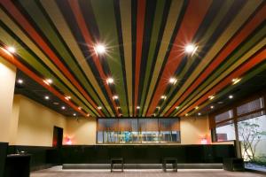 大阪的住宿－多美迎 PREMIUM 難波飯店，大堂设有带灯的条纹天花板