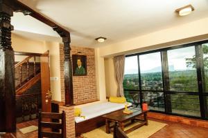 un soggiorno con un divano e una grande finestra di Thagu Chhen, a Boutique Hotel a Bhaktapur Altre 24 foto