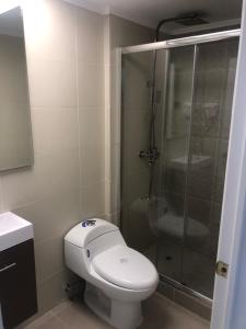 ein Bad mit einem WC und einer Glasdusche in der Unterkunft Hotel Boutique Suri in La Serena