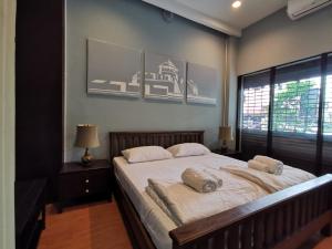 een slaapkamer met een groot bed met twee kussens erop bij A Bangkok Journey in Bangkok