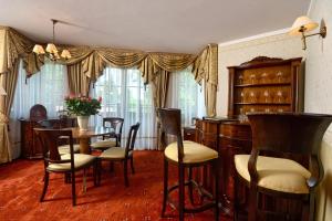Posedenie v ubytovaní Hotel Żubrówka Spa & Wellness