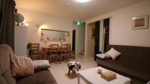 Uma área de estar em COCO Shinjuku HOTEL
