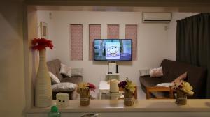 Uma TV ou centro de entretenimento em COCO Shinjuku HOTEL