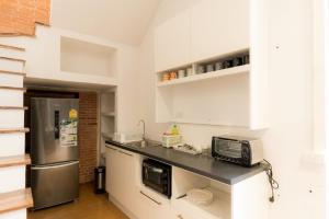 een keuken met een magnetron en een koelkast bij A Bangkok Journey in Bangkok