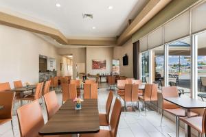 um restaurante com mesas, cadeiras e janelas em Quality Inn Near Grand Canyon em Williams