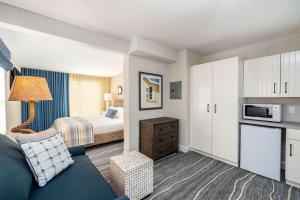 um quarto de hotel com uma cama e uma sala de estar em Edgar Hotel Martha's Vineyard, Ascend Hotel Collection em Edgartown