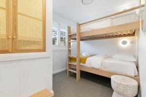 A bunk bed or bunk beds in a room at Sunset Beach - Summer Breeze