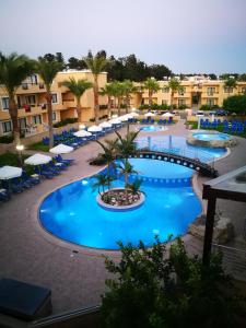- Vistas a la piscina de un complejo en Pagona Holiday Apartments en Pafos