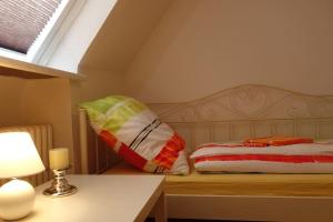 Posteľ alebo postele v izbe v ubytovaní Gemütliche 3-Zimmer - Ferienwohnung mit TV, zwischen Wilhelmshaven und Hooksiel