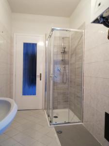 La salle de bains est pourvue d'une douche et d'un lavabo. dans l'établissement Maison Manu, à Perosa Argentina