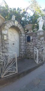 un garaje con una puerta blanca y una pared de piedra en Casa Gaia, en Capri