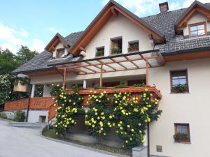 un edificio con un ramo de flores amarillas. en Turizem Loka - Hotel Loka, en Škofja Loka